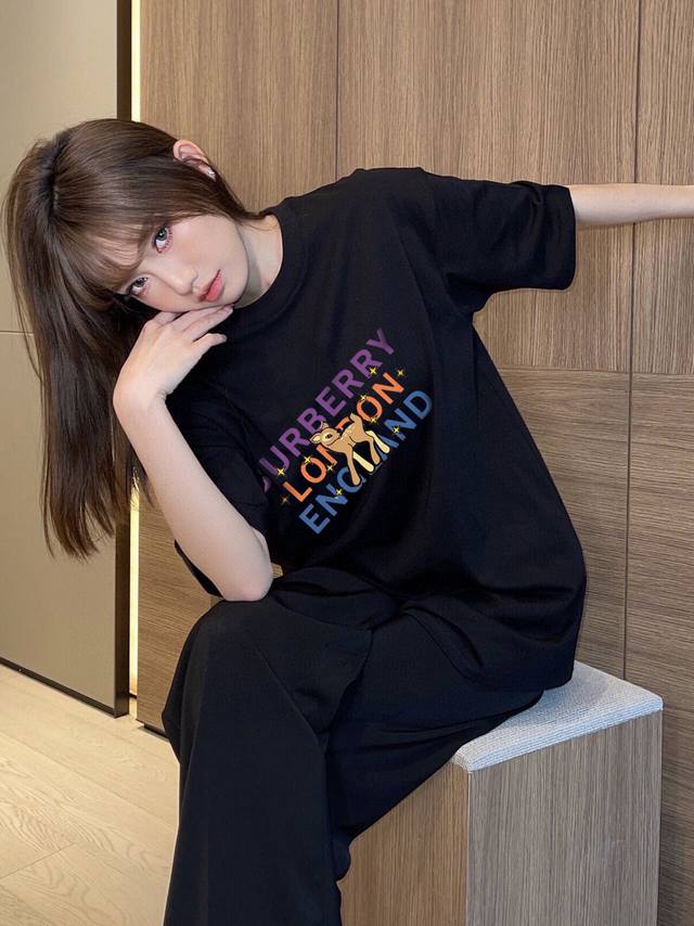 上新 Burberry巴宝莉迷人小鹿字母经典短袖T恤 今年不可错过的经典印花棉质Tee,上身很洋气显瘦内搭外穿都看 高密针织圆领设计 平整简约 亲肤透爽 T恤面