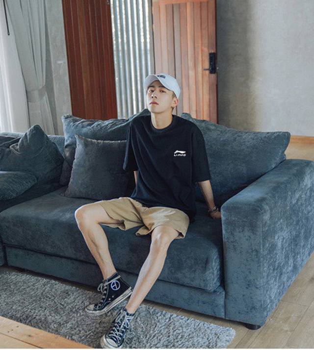 上新 标志Logo 化繁为简 李宁极简的设计转化为服装语言 就如这件基础短袖T恤 有着极其细腻的面料质感 平淡中无处不透入极简高级质感 简单 个性 品牌辨识度高