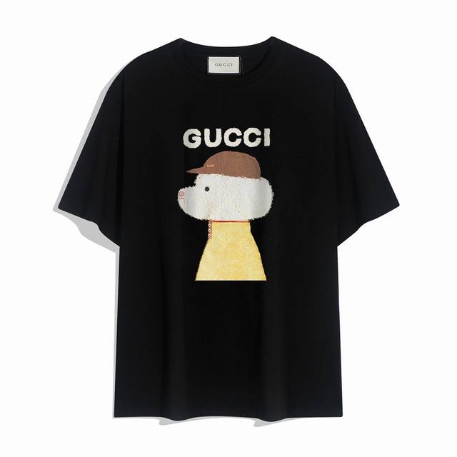 Gucci古驰新款短袖T恤,简单的设计看起来特别大方 版型剪裁特别有讲究 上身很洋气显瘦内搭外穿都看高密针织圆领设计 平整简约 亲肤透爽 T恤面料的柔软性舒适性