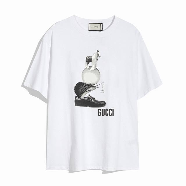 Gucci古驰新款短袖T恤,简单的设计看起来特别大方 版型剪裁特别有讲究 上身很洋气显瘦内搭外穿都看高密针织圆领设计 平整简约 亲肤透爽 T恤面料的柔软性舒适性