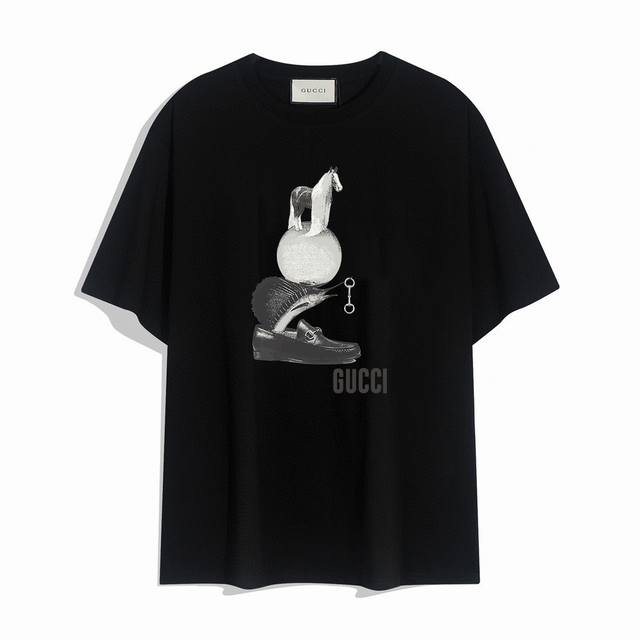 Gucci古驰新款短袖T恤,简单的设计看起来特别大方 版型剪裁特别有讲究 上身很洋气显瘦内搭外穿都看高密针织圆领设计 平整简约 亲肤透爽 T恤面料的柔软性舒适性
