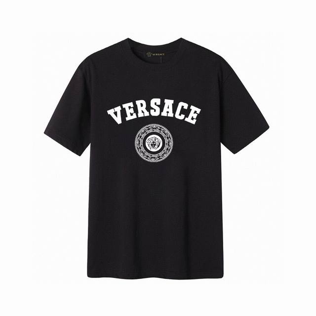 Versace 范思哲字母短袖T恤,简单的设计看起来特别大方 版型剪裁特别有讲究 上身很洋气显瘦内搭外穿都看高密针织圆领设计 平整简约 亲肤透爽 T恤面料的柔软