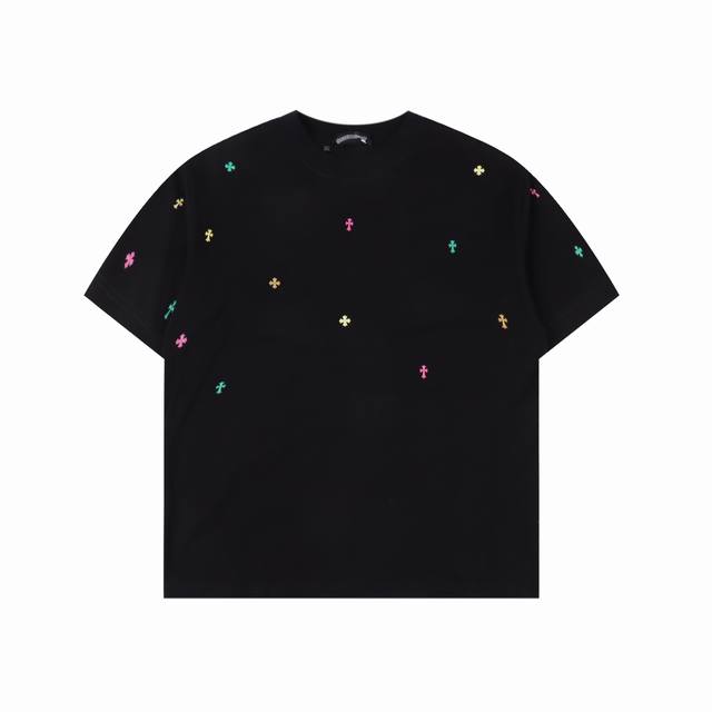 chrome Hearts 克罗心 25Ss 彩色铆钉十字架镶嵌短袖 奢华暗黑高街 哈雷摇滚朋克精神 彩色铆钉十字架组合 全手工镶嵌制作 沉甸甸的质感 无一不彰