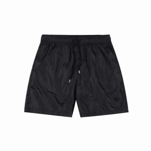 moncler 蒙口 25Ss 硅胶章仔尼龙短裤 后袋黑标运动短裤 采用速干尼龙梭织面料 透气轻盈 柔软舒适 全套原版定制五金辅料 细节拉满 市场上顶配版本 宽