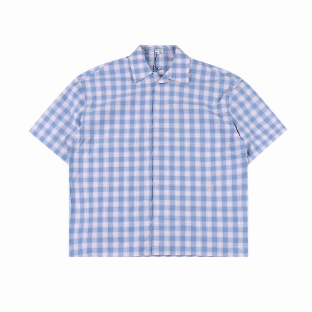 loewe 罗意威 25Ss 刺绣Logo蓝色格纹短袖衬衫 loewe新款轻盈提花格纹棉质衬衫 精巧透视格纹图案 经典衣领 纽扣袖口 正面纽扣开合 曲线下摆 男