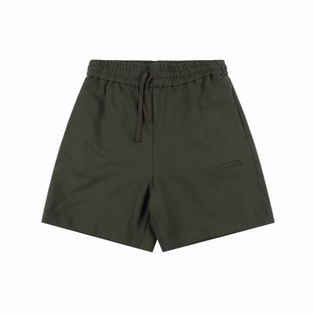 gucci古驰Guc 字母绣短裤 采用棉为基底编织而成的单面鱼鳞布面料 正面为平滑的针织面 触肤面通过针织机的浮线编织技术形成立体的毛圈 增加蓬松感 同时触感细