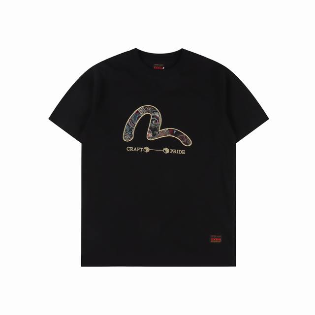evisu 25Ss 海鸥Logo短袖 这件短袖设有多重元素 涵盖品牌经典标志及民族风印花 结合标志印花更具特色 宽松版型适合多种人群穿搭 搭配牛仔裤你就是街头
