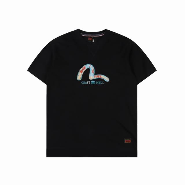 evisu 25Ss 海鸥Logo短袖 这件短袖设有多重元素 涵盖品牌经典标志及民族风印花 结合标志印花更具特色 宽松版型适合多种人群穿搭 搭配牛仔裤你就是街头