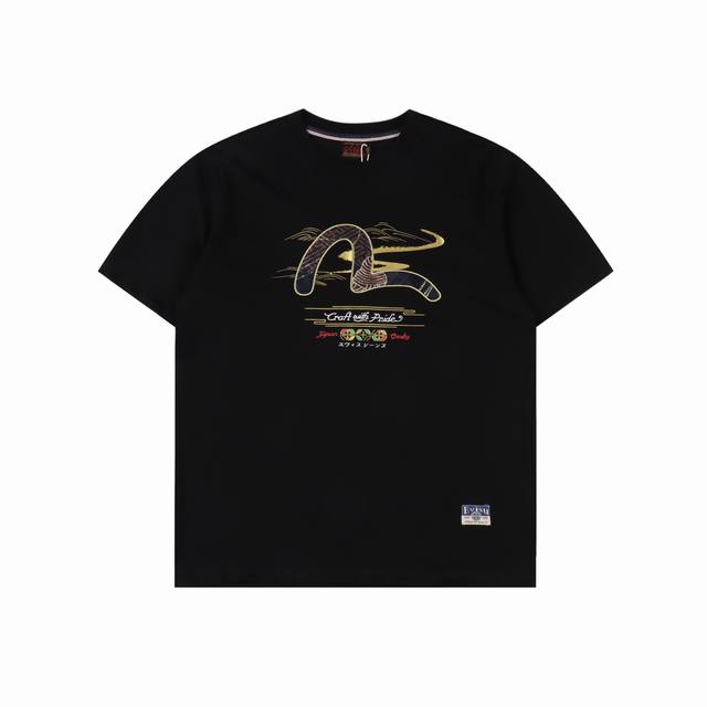 evisu 25Ss 海鸥织锦布贴常规版型T恤 这款T恤的前面有海鸥织锦布贴 金线勾勒出精致的细节 搭配金色祥云和山海图案 还绣有三种不同颜色的家花 整体设计更