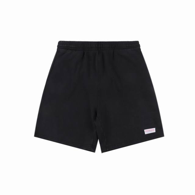 alexander Wang 亚力山大王 小标短裤 无疑是时尚圈的当红小生之一 善于塑造年轻人的心 自由简约的生活方式和顺应潮流的元素深受明星达人的追捧 亚历山