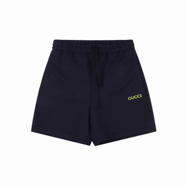 gucci古驰Guc 黄字母贴饰短裤 采用95%再生黏胶纤维与5%氨纶的黄金配比 织造出如第二层肌肤的柔感体验 黏胶纤维结构具有天然的亲水性 可快速吸收并蒸发汗