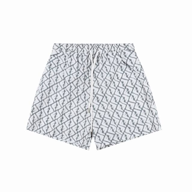 fendi 芬迪 24Ss Ff满印短裤 进口高支高密的全棉梭织面料 通体老花图案元素 采用德国原装进口数码直喷机械设备 全件满印印后再做渗透工艺 特用红外线定