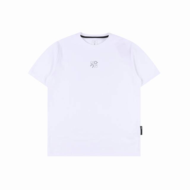 loewe罗意威 X On 联名反光短袖T恤 面料对色定染 采用 克同缸染双面丝光棉面料 上身爽滑透气 超精细平网印花工艺 采用细致网纱版作网板 定制激光切割3