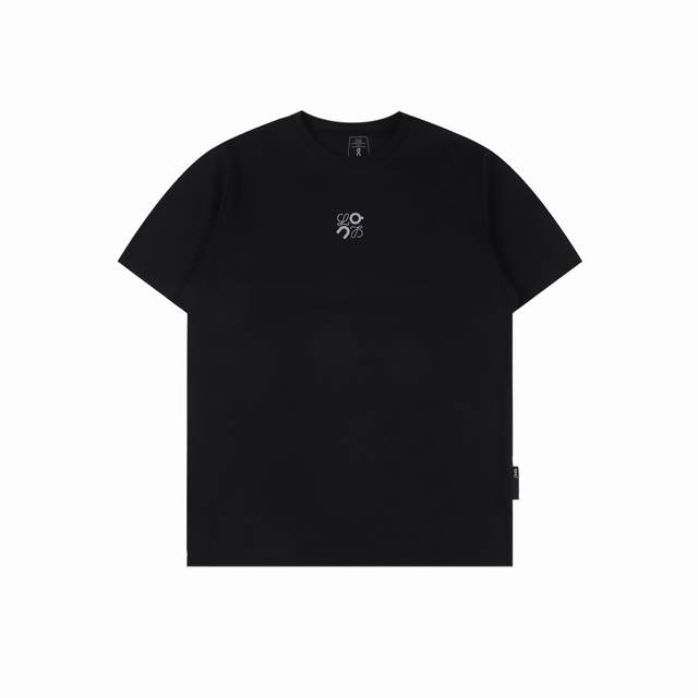 loewe罗意威 X On 联名反光短袖T恤 面料对色定染 采用 克同缸染双面丝光棉面料 上身爽滑透气 超精细平网印花工艺 采用细致网纱版作网板 定制激光切割3