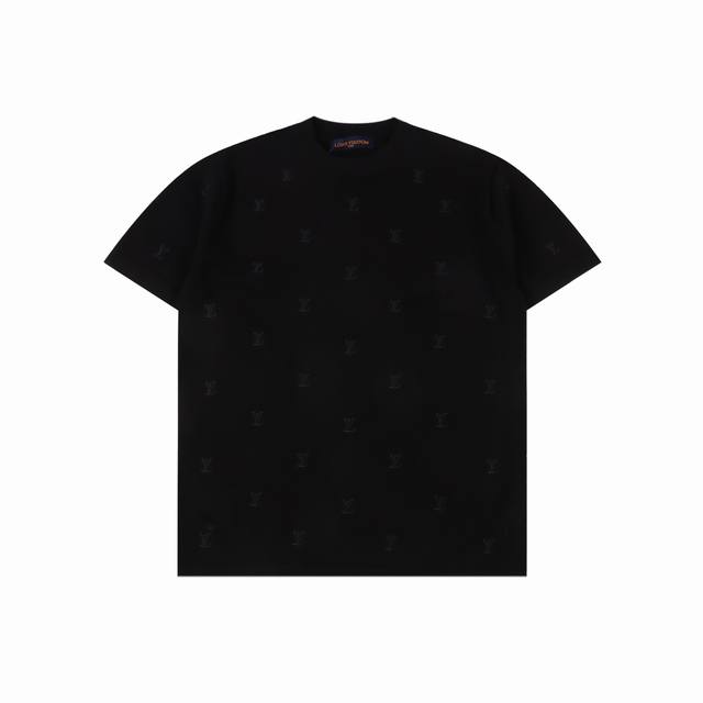 louis Vuitton 路易威登Lv 24Fw 全幅老花小标刺绣满Logo针织短袖 本款短袖圆领衫取材细腻棉布 以莹泽纱线刺绣全幅 1V Bleson 图案