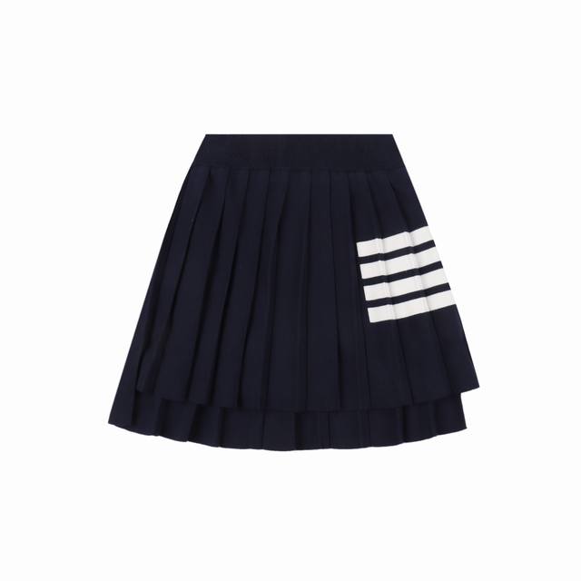 thom Browne Tb 色织四杠针织百褶裙 搭配什么都是超级协调好看的 定制圆头三色拉链 前短后长设计 每一个百褶摆都是经过车工加工定型的 所以完全不用担