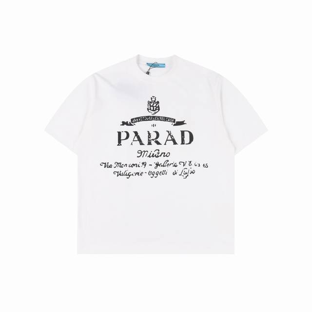 prada 普拉达 25Ss 大Logo签名字母印花短袖T恤 甄选长绒棉纱 260G精纺高支重磅定织定染面料 裁前高温洗水定型 成品再洗柔 穿着感受亲肤棉柔 垂