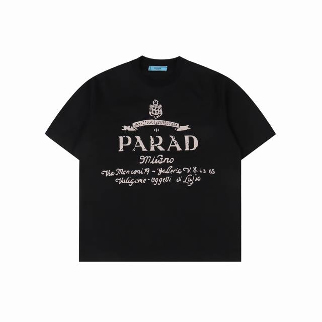prada 普拉达 25Ss 大Logo签名字母印花短袖T恤 甄选长绒棉纱 260G精纺高支重磅定织定染面料 裁前高温洗水定型 成品再洗柔 穿着感受亲肤棉柔 垂