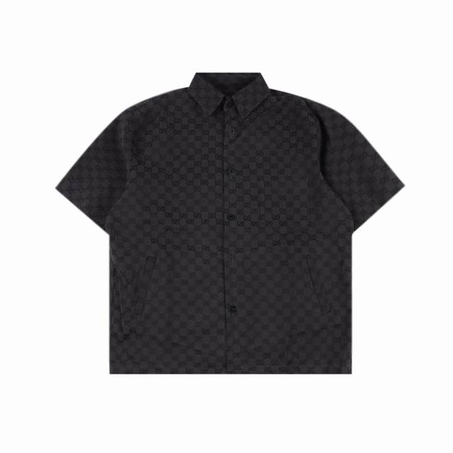 gucci 古驰 翻领满印短袖衬衣外套 yb购入打版 采用定制双面提花混纺面料 面料舒适柔软 亲肤透气 全幅饰以满身经典图案Logo做装饰 挺廓面料加宽松剪裁版
