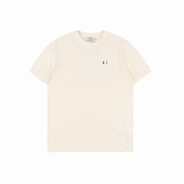 ami 25Ss 三色字母小标刺绣短袖 材质是采用18支190克面料纯棉面料 纯棉面料比较耐用 即使经过多次洗涤 仍旧能够保持其原有的品质 不容易起毛 起球或变