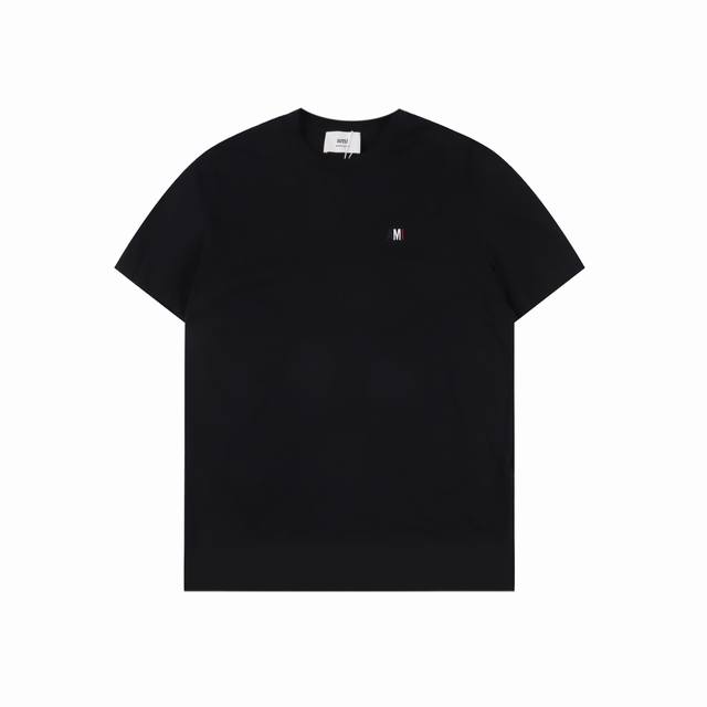 ami 25Ss 三色字母小标刺绣短袖 材质是采用18支190克面料纯棉面料 纯棉面料比较耐用 即使经过多次洗涤 仍旧能够保持其原有的品质 不容易起毛 起球或变