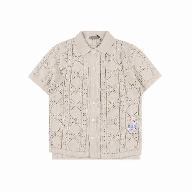 dior 迪奥 24Ss 镂空针织短袖开衫 这款短袖衬衫致敬经典的 Dr 标识 采用米色棉质和山羊绒混纺网眼针织面料精心制作 通体饰以藤格纹图案 搭配 Dr C