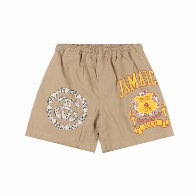 stussy X Denim Tears 联名款 Ss25 印花休闲短裤 细节方面元素丰富 Stussy招牌黑桃 八号球 Ist牌均为百灵达刺绣工艺制作 元素丰