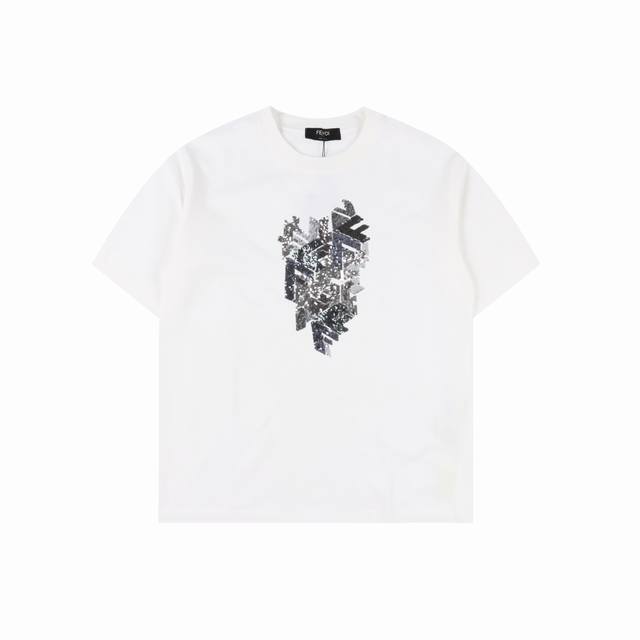 fendi 芬迪 25Ss 3D亮片珠片撞色绣花短袖T恤 专柜7700原版购入 正面定制有3D效果Fendi Block图案多色微型亮片刺绣 前幅珠片刺绣工艺