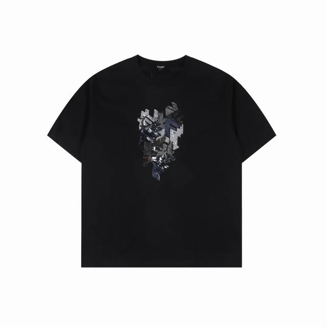fendi 芬迪 25Ss 3D亮片珠片撞色绣花短袖T恤 专柜7700原版购入 正面定制有3D效果Fendi Block图案多色微型亮片刺绣 前幅珠片刺绣工艺