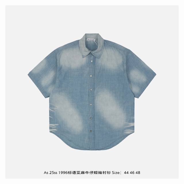 acne Studios 25Ss 1996标语亚麻牛仔短袖衬衫 定制亚麻牛仔面料 区别于传统纯棉牛仔布 Acne将亚麻纤维混入丹宁底布 通过定制纺纱工艺调整亚