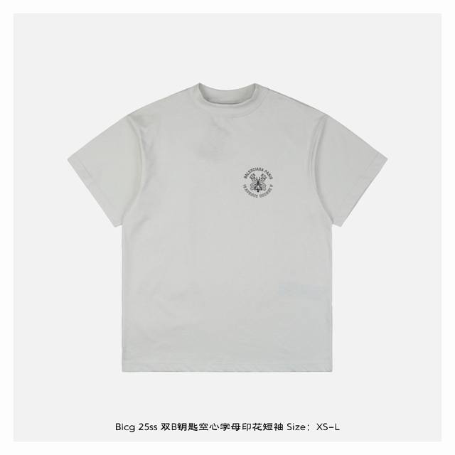 balenciaga 巴黎世家 25Ss 双B钥匙空心字母印花短袖 面料采用330克平纹32支双股双纱紧密赛络纺进口 福原 牌大圆机织造而成 双面做蚀毛无尘处理