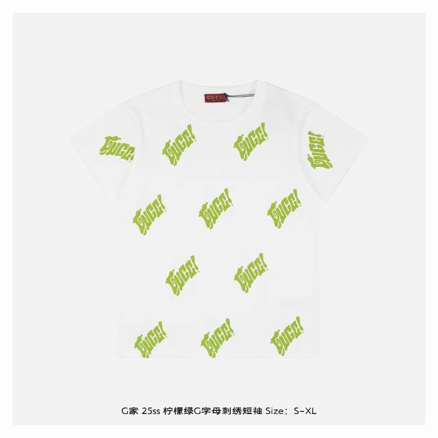gucci 古驰 25Ss 柠檬绿G字母刺绣短袖 采用 克重磅白色针织棉面料 兼具挺括质感与亲肤透气性 通体柠檬绿G字母刺绣 形成立体浮雕效果 经典圆领搭配同色