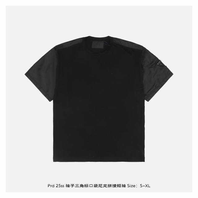 prada 普拉达 25Ss 袖子三角标口袋尼龙拼接短袖 定制丝光面料 上身丝滑舒适 袖子再生尼龙面料拼接 定制三角标 精准定位 手臂装饰拉链口袋 size S