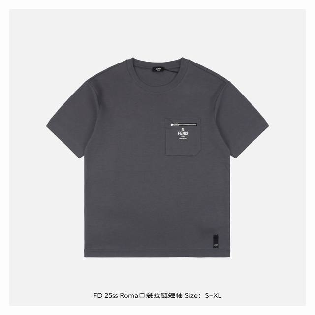 fendi 芬迪 25Ss Roma口袋拉链短袖 面料采用长绒棉三股捻纱工艺 打造会呼吸的第二层肌肤触感 立体剪裁宽松廓形 圆领微贴颈部设计诠释随性不拘束 机能