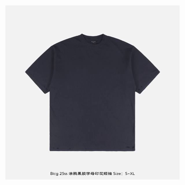 balenciaga 巴黎世家 25Ss 涂鸦黑胶字母印花短袖 面料采用330克平纹32支双股双纱紧密赛络纺进口 福原 牌大圆机织造而成 双面做蚀毛无尘处理 面