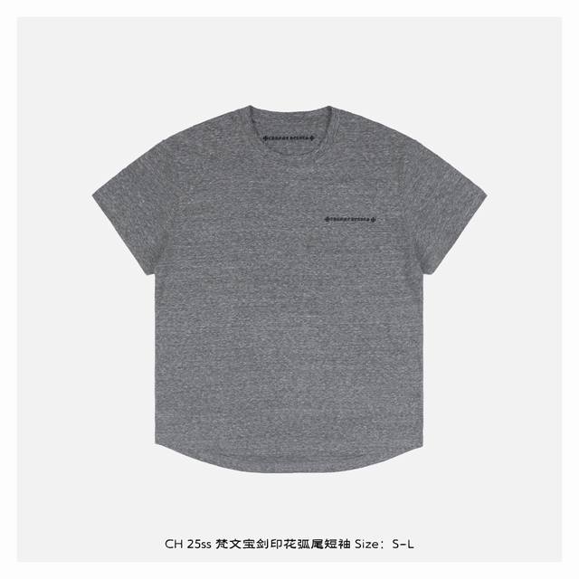 chrome Hearts 克罗心 25Ss 梵文宝剑印花弧尾短袖 面料采用 克重精梳棉 定制32支1*1螺纹 成衣两遍水洗处理 面料舒适亲肤无异感 定制定染面