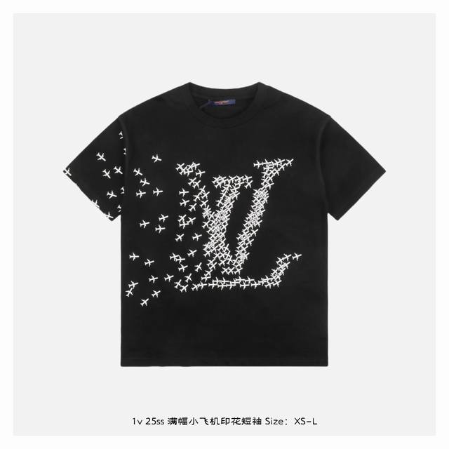 LV 25Ss 满幅小飞机印花短袖 面料采用280克重精梳棉 定制32支1*1螺纹 成衣两遍水洗处理 面料舒适亲肤无异感 定制定染面料 纺织密度高 垂感佳 不易