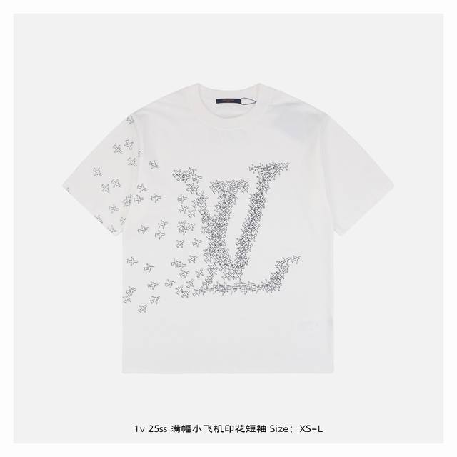 LV 25Ss 满幅小飞机印花短袖 面料采用280克重精梳棉 定制32支1*1螺纹 成衣两遍水洗处理 面料舒适亲肤无异感 定制定染面料 纺织密度高 垂感佳 不易