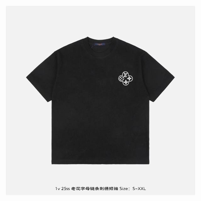LV 25Ss 老花字母链条刺绣短袖 面料采用230克重精梳棉 定制32支1*1螺纹 成衣两遍水洗处理 面料舒适亲肤无异感 定制定染面料 纺织密度高 垂感佳 不