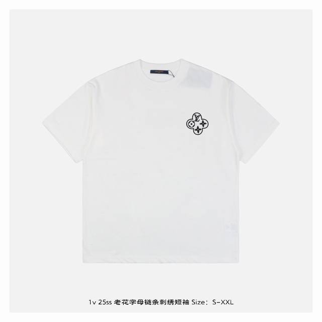 LV 25Ss 老花字母链条刺绣短袖 面料采用230克重精梳棉 定制32支1*1螺纹 成衣两遍水洗处理 面料舒适亲肤无异感 定制定染面料 纺织密度高 垂感佳 不