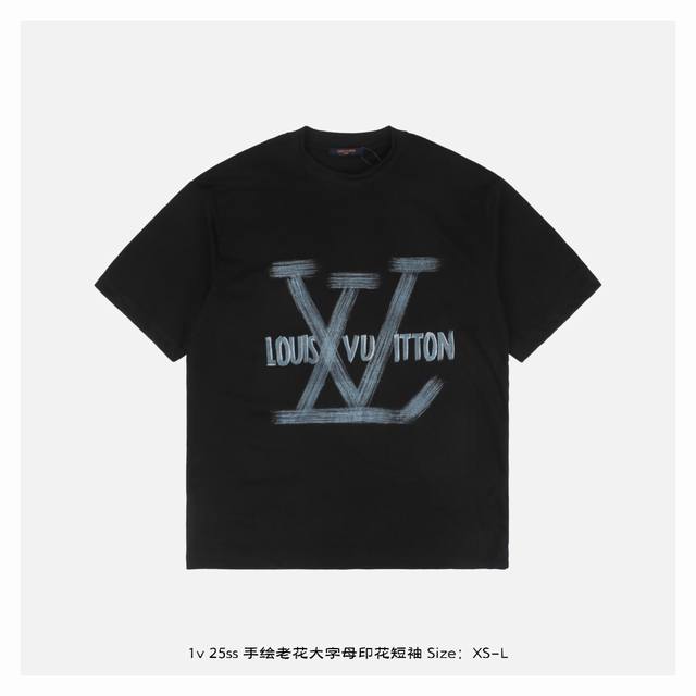 LV 25Ss 手绘老花大字母印花短袖 面料采用230克重精梳棉 定制32支1*1螺纹 成衣两遍水洗处理 面料舒适亲肤无异感 定制定染面料 纺织密度高 垂感佳