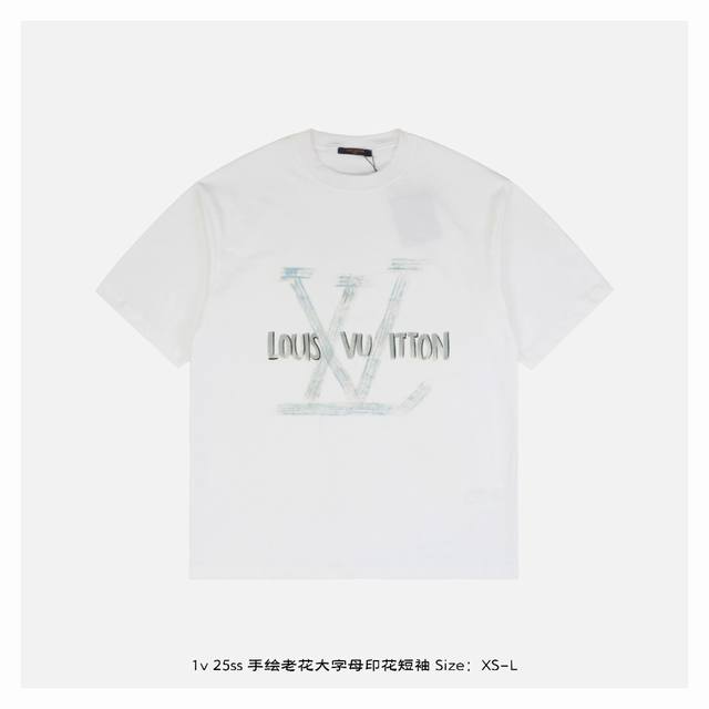 LV 25Ss 手绘老花大字母印花短袖 面料采用230克重精梳棉 定制32支1*1螺纹 成衣两遍水洗处理 面料舒适亲肤无异感 定制定染面料 纺织密度高 垂感佳