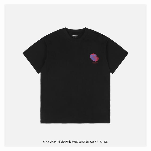 carhartt 卡哈特 25Ss 多米诺卡哈印花短袖 面料采用 克重精梳棉 定制32支1*1螺纹 成衣两遍水洗处理 面料舒适亲肤无异感 定制定染面料 纺织密度