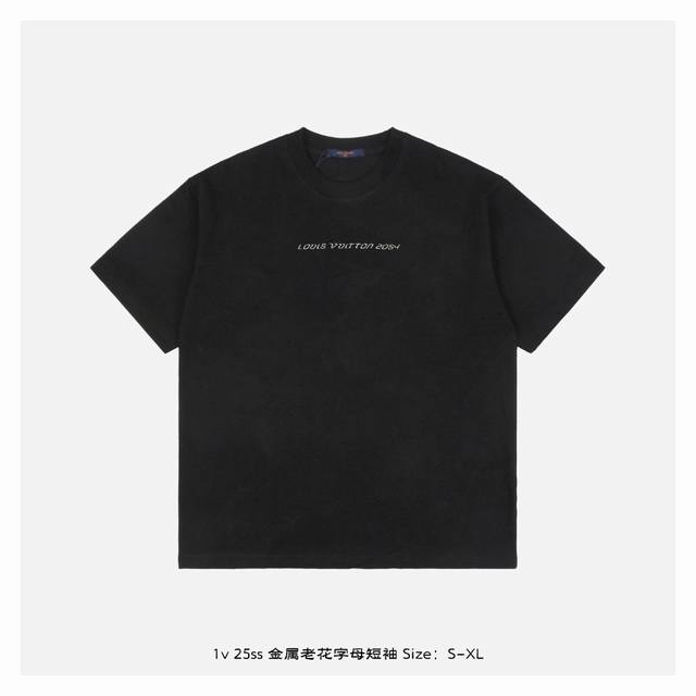 LV 25Ss 金属老花字母短袖 购入原版开发 采用32支精疏棉平纹面料 领口1*1索罗纳螺纹 面料酵洗 高温烫画 定制辅料 合身版型 size S-Xl