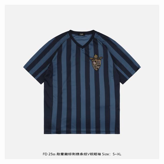 fendi 芬迪 25Ss 勋章徽标刺绣条纹V领短袖 定织定染超密锦纶奢华运动织料 电脑定位激光切割 数码活性印花技术 通过喷墨打印机将图案直接印制在织物上 图