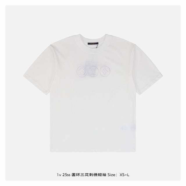 LV 25Ss 圆环三花刺绣短袖 面料采用260克重精梳棉 定制32支1*1螺纹 成衣两遍水洗处理 面料舒适亲肤无异感 定制定染面料 纺织密度高 垂感佳 不易变