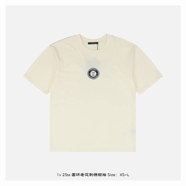 LV 25Ss 圆环老花刺绣短袖 面料采用260克重精梳棉 定制32支1*1螺纹 成衣两遍水洗处理 面料舒适亲肤无异感 定制定染面料 纺织密度高 垂感佳 不易变