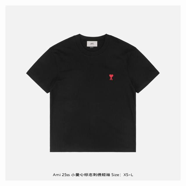 ami 25Ss 小爱心标志刺绣短袖 采用的是一颗小A红心 透露出法式浪漫 精致简洁有质感 随性简约是其最大特点 颜色全部带有灰色调 有干净清爽的感觉 略宽松落