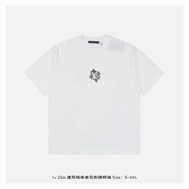 LV 25Ss 速写线条老花刺绣短袖 面料采用230克重精梳棉 定制32支1*1螺纹 成衣两遍水洗处理 面料舒适亲肤无异感 定制定染面料 纺织密度高 垂感佳 不