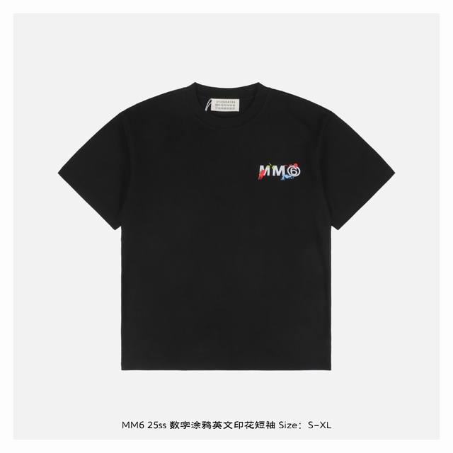 maison Margiela 马吉拉 25Ss 数字涂鸦英文印花短袖 面料采用230克重精梳棉 定制32支1*1螺纹 成衣两遍水洗处理 面料舒适亲肤无异感 定
